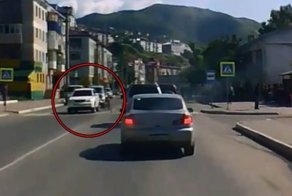 На Сахалине пятилетняя девочка попала под машину