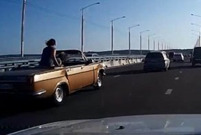 "Волга" кабриолет немного пострадала в Иркутске