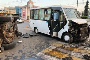 Авария дня. В Ярославле внедорожник столкнулся с маршруткой