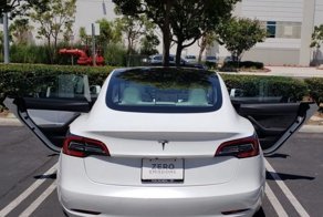 Владельца новой Tesla ждал сюрприз, но заметил он его не сразу