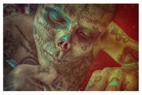 Ради сходства со скелетом парень отрезал себе нос, уши и готов к новым подвигам