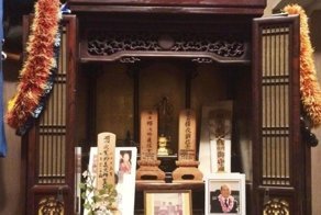 Японец почти поверил в духов, заметив, что с семейным алтарём творится неладное