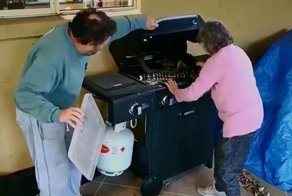 Бесстрашная австралийская бабуля справилась со змеями