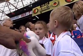 В Нидерландах болельщики засыпали больных детишек мягкими игрушками