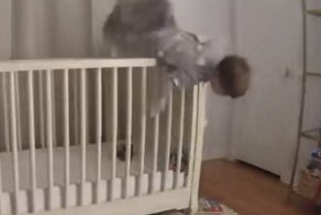 Видео: отец в последний момент успевает поймать ребенка