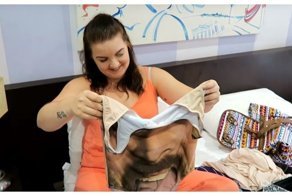 Мужчина подарил своей жене новый оригинальный купальник