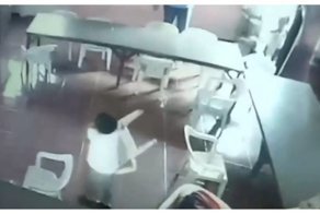 Сонный школьник попытался надеть стул вместо рюкзака