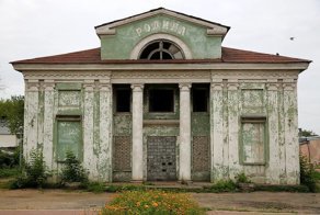 Не мог, скотина, умереть нормально. Умер как ни попадя