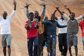 Африканские нелегалы шумно празднуют прибытие в Европу