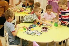 С ребенком на работу: Минтруд предложил создавать в офисе комнаты для детей сотрудников