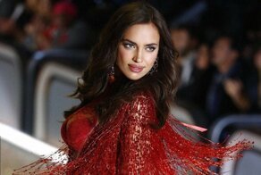 "Показ нижнего белья удался!": Ирина Шейк вышла на подиум в прозрачном боди