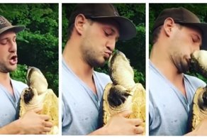 Пойманная на крючок черепаха не оценила знаков внимания к своей персоне