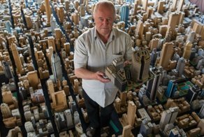 Немецкий пенсионер 65 лет строил город из картона