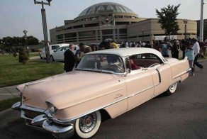 Сотни розовых Кадиллаков проводили в последний путь певицу Арету Франклин