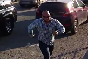 Агрессивный качок пытался проехать против "шерсти", а затем набросился на оператора