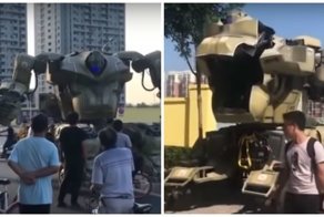 Китаец выпустил настоящего Трансформера в центр Пекина