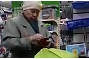 Охранник супермаркета заметил, как бабушка пытается украсть банку кофе