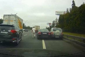 Сборище любителей езды по обочине на МКАД