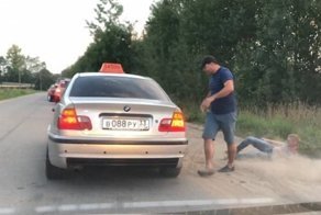 Береги природу, мать твою! Таксист высадил пассажира, бросившего мусор в окно