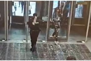 В метро Санкт-Петербурга девушка пробила коленкой стеклянную дверь