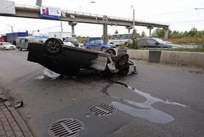 В Челябинске Субару врезался в Ниссан и перевернулся