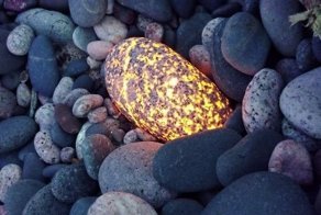 Необычные камни из озера Верхнее, которые светятся в ультрафиолете