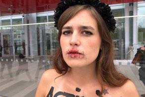 Активистки Femen пришли к суду голые и с зашитыми ртами