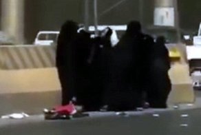 Очевидец заснял уличную драку пяти саудиток в черных мешках