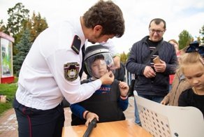 Челябинских детей нарядили в форму ОМОНа для разгона митингов