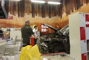 Авария дня. Внедорожник въехал в магазин и сбил пожилую женщину