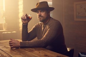 Звезда сериала «Очень странные дела» провел свадьбу поклонницы в костюме своего персонажа