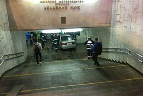 Авария дня. В Минске пьяный водитель залетел в подземный переход