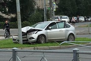Форд против фонарей в Петербурге