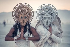 Свадьба в футуристическом стиле на фестивале Burning Man