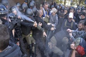 В сети затроллили украинского полицейского, прыснувшего себе в лицо из газового баллончика