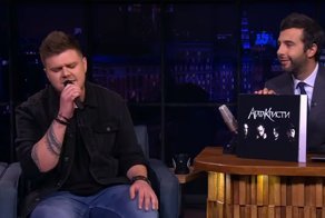 Музыкант Кирилл Нечаев спел голосами известных рокеров на «Вечернем Урганте»