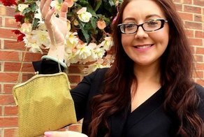 Женщина чуть не выкинула винтажную сумку, стоимость которой оценили в 300 000