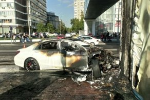 Мерседес подлетел на люке, врезался в пешеходный переход и загорелся