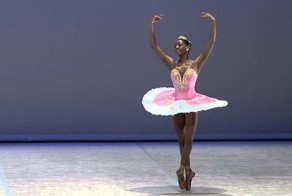 Темнокожая балерина устроила колготочную революцию