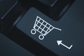 Платья из интернета буквально заставляют оголять грудь