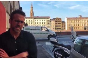 Шутник Райан Рейнольдс признался в любви к тишине в фильмах Майкла Бэя на фоне взрыва