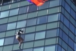 Бейсджампер прыгнул с крыши высотки в Норвегии, но что-то пошло не так