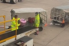 Видеосвидетельство: грузчики швыряются багажом в аэропорту Манчестера