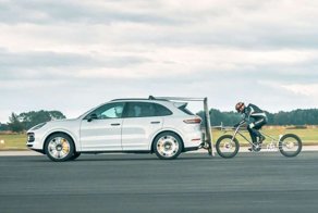 Рекорд скорости на велосипеде установили с помощью Porsche