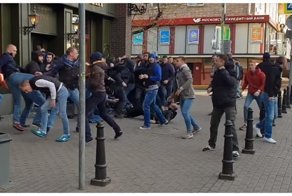 Массовая драка фанатов Спартака и ЦСКА у московского метро