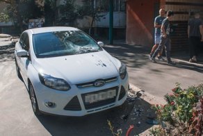 Ревнивый мужчина сбросил из окна телевизор на автомобиль ухажера своей бывшей