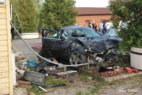Авария дня.  В Угличе Мерседес врезался в здание музея