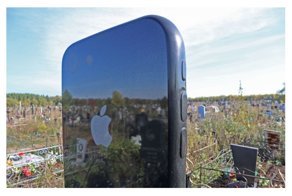 Абонент вне зоны доступа: на могиле в Уфе установили памятник в виде iPhone
