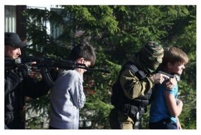 В память о Беслане в Екатеринбурге устроили показательный захват заложников: видео