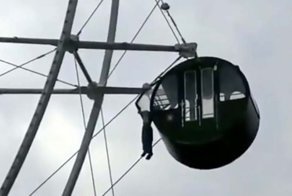 В Китае 5-летний мальчик вывалился из колеса обозрения, повиснув на своей шее